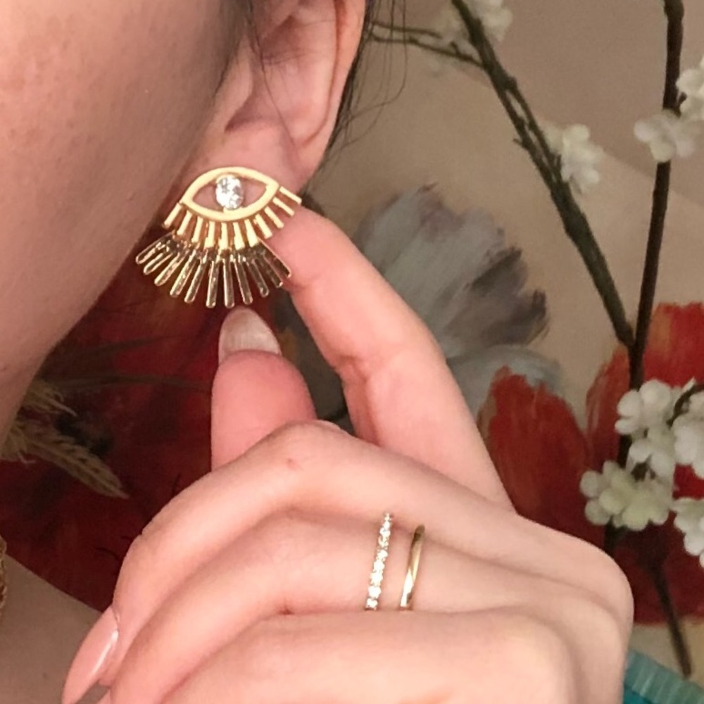 Eye gold stud earrings
